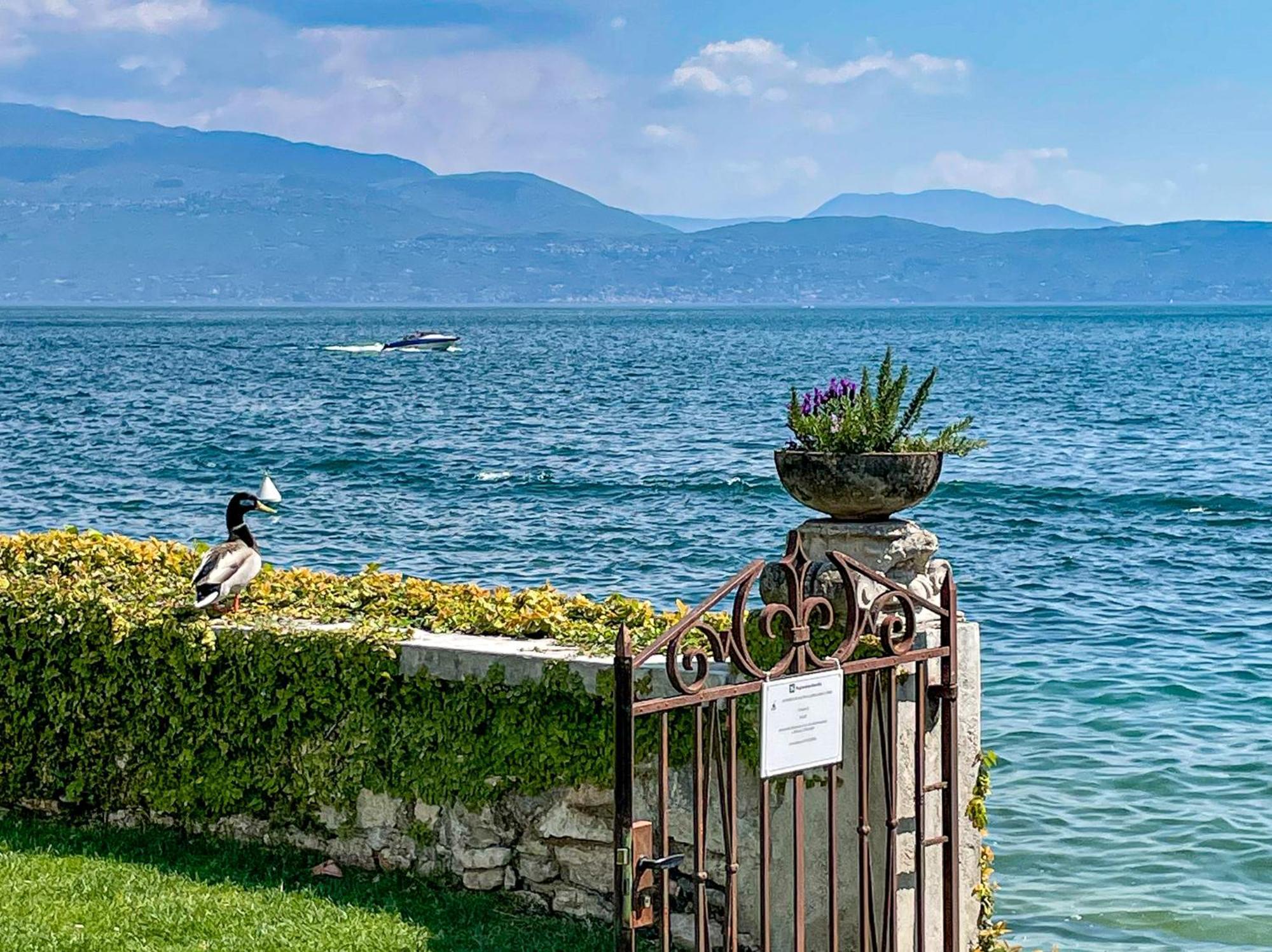 Luxury Lakeside Apartment Right On The Water Salo Exterior photo