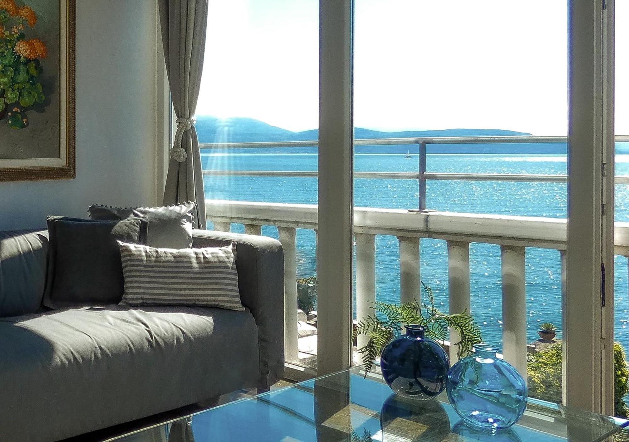 Luxury Lakeside Apartment Right On The Water Salo Exterior photo